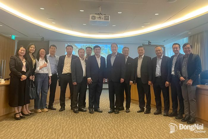 Hai bên chụp hình lưu niệm tại Tập đoàn JTC.