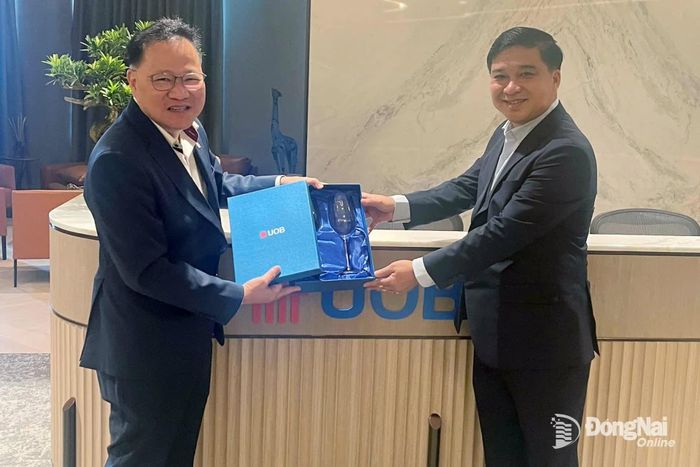 Thành ủy viên, Phó Chủ tịch UBND thành phố Hồ Văn Hà và ông Jimmy Koh, Giám đốc điều hành UOB trao quà lưu niệm.