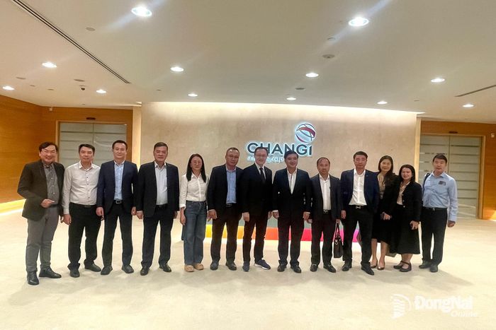 Đoàn công tác thành phố Đồng Nai và lãnh đạo Tập đoàn Sân bay Changi chụp hình lưu niệm.