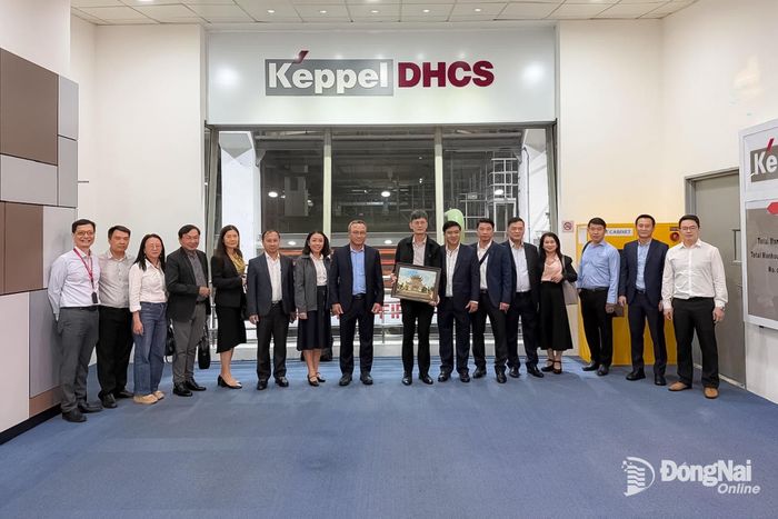 Hai bên chụp hình lưu niệm tại Tập đoàn Keppel.