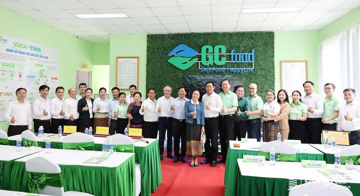 Đoàn đại biểu cấp cao tỉnh Champasak chụp hình lưu niệm với lãnh đạo Công ty Cổ phần thực phẩm Cô Cô Việt Nam (phường Hố Nai). Ảnh: Hồ Thảo