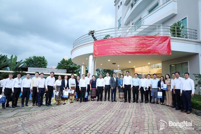 Đoàn đại biểu cấp cao tỉnh Champasak thăm và làm việc tại Công ty TNHH VINA (phường Phước Tân). Ảnh: Hồ Thảo