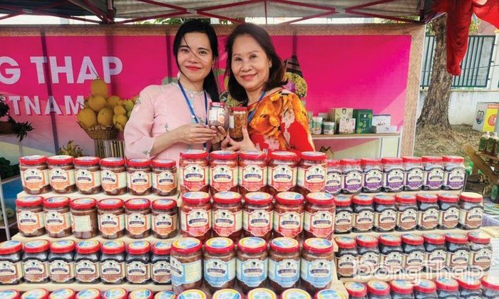 Khách du lịch tham quan và chọn mua sản phẩm tại Công ty TNHH Mắm Bà Hai Diễm.