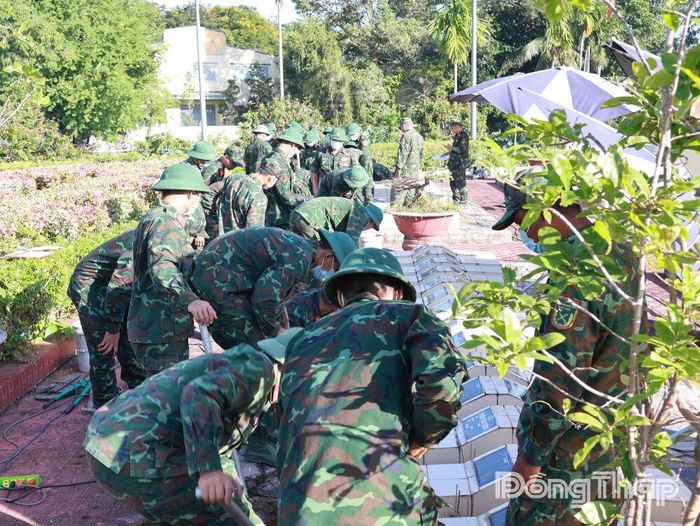 Tổ lấy mẫu tiến hành lấy mẫu hài cốt tại Nghĩa trang Liệt sĩ Tháp Mười.