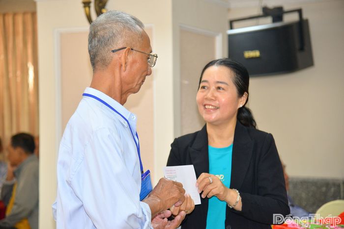 Đồng chí Nguyễn Thị Kiều Loan, Phó Giám đốc Sở Nội vụ tỉnh Đồng Tháp trao quà động viên, hỗ trợ 1 triệu đồng cho mỗi người có công trước khi lên đường tham gia chuyến đi.