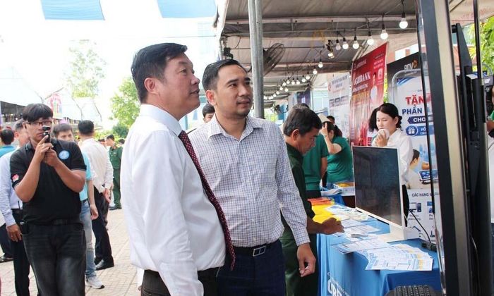Đồng chí Võ Phan Thành Minh, Bí thư Đảng ủy, Chủ tịch HĐND phường Mỹ Ngãi tham quan khu trưng bày và giới thiệu sản phẩm chuyển đổi số.