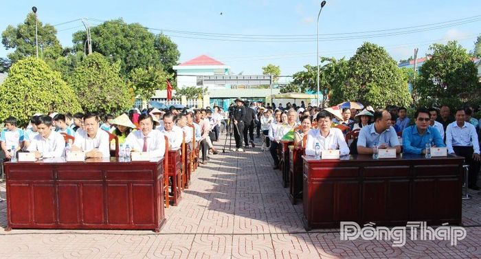 Đại biểu tham dự khai mạc ngày hội.