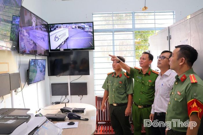 Ông Nguyễn Thái Bình (thứ 2 từ phải sang), Chủ tịch UBND xã Mỹ Hiệp cùng lực lượng Công an xã khảo sát hệ thống camera an ninh, một trong những giải pháp góp phần nâng cao hiệu quả mô hình “Cấp ủy, chính quyền địa phương 2 cấp trực tiếp tham gia bảo đảm an ninh, trật tự”.