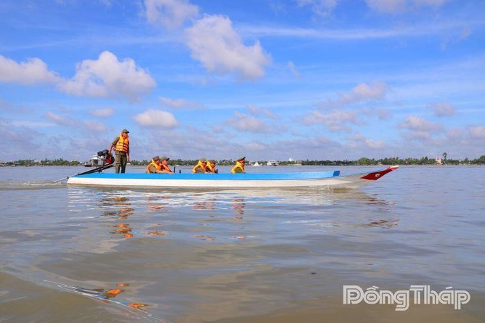 Lực lượng Công an xã và Tổ an ninh, trật tự ở cơ sở tổ chức tuần tra trên tuyến sông Tiền, bảo đảm an ninh, trật tự khu vực làng bè nuôi cá tập trung của xã Mỹ Hiệp.