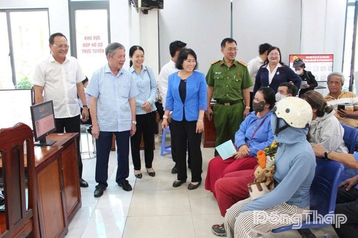 Đồng chí Ngô Chí Cường, Bí thư Tỉnh ủy, Chủ tịch HĐND tỉnh Đồng Tháp tìm hiểu hoạt động tại Trung tâm Phục vụ hành chính công phường Cao Lãnh. Ảnh: D. ÚT 