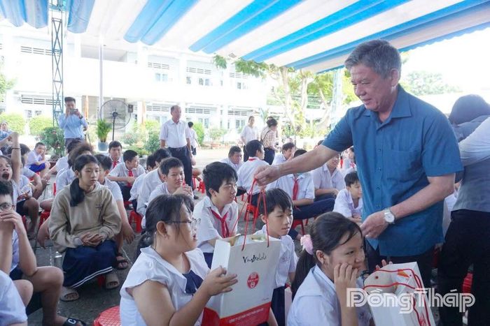 Bí thư Tỉnh ủy Ngô Chí Cường tặng quà cho học sinh Trường Nuôi dạy trẻ khuyết tật.