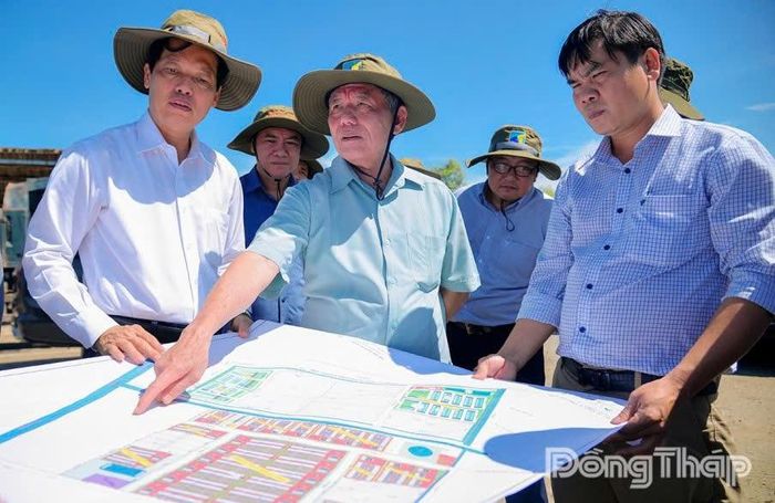 Đồng chí Ngô Chí Cường xem bản đồ quy hoạch tổng mặt bằng sử dụng đất Cụm công nghiệp Gia Thuận 1 và 2.