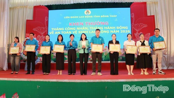 Đồng chí Lưu Thị Thanh Loan, Phó Trưởng Ban Tuyên giáo và Dân vận Tỉnh ủy (thứ 6 từ phải sang) và đồng chí Huỳnh Thị Tuyết Vui, Chủ tịch Liên đoàn Lao động tỉnh Đồng Tháp tặng Bằng khen của Liên đoàn Lao động tỉnh cho các tập thể và cá nhân.