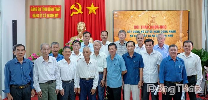 Đại biểu tham dự hội thảo chụp ảnh lưu niệm.