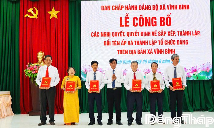 Lãnh đạo Đảng ủy xã Vĩnh Bình trao các Quyết định cho các Chi bộ ấp