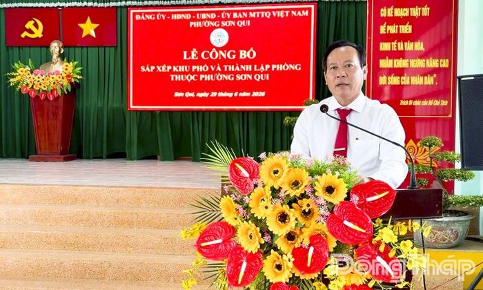 Đồng chí Giản Bá Huỳnh, Bí thư Đảng ủy phường Sơn Qui, phát biểu tại buổi lễ.