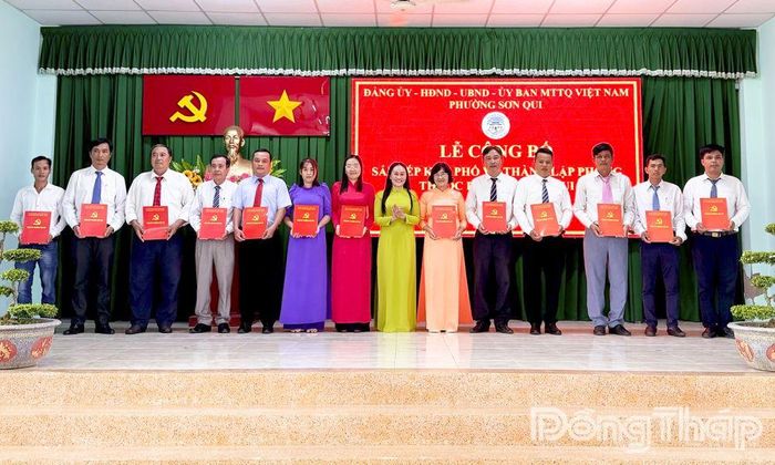 Lãnh đạo phường Sơn Qui trao quyết định cho Ban lãnh đạo các khu phố sau sắp xếp.