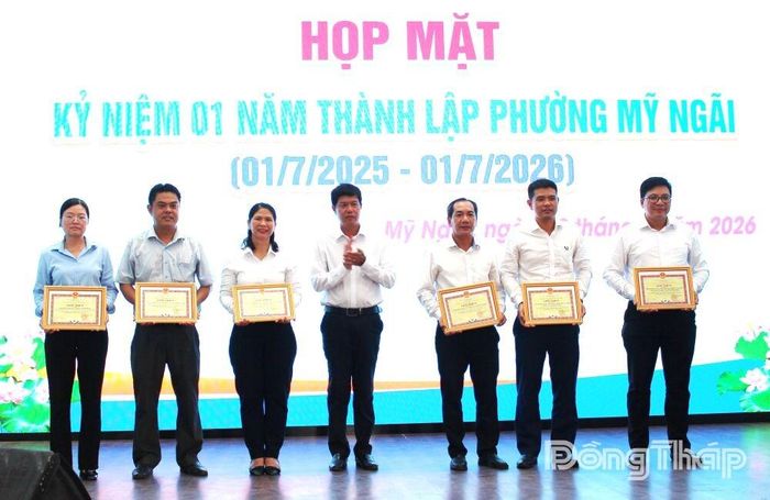 Đồng chí Nguyễn Hoàng Hơn, Chủ tịch UBND phường Mỹ Ngãi trao Giấy khen cho các cá nhân.