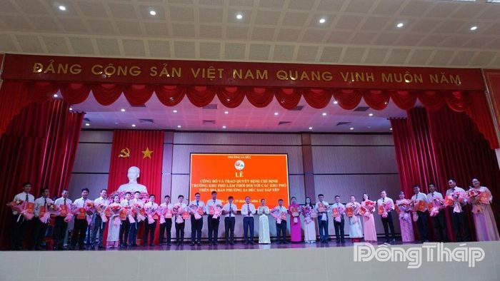 Đồng chí Nguyễn Văn Tâm, Phó Bí thư Đảng ủy, Chủ tịch UBND phường Sa Đéc cùng các đồng chí Lê Thị Tuyết Nhung và Huỳnh Anh Điền, Phó Chủ tịch UBND phường trao Quyết định, tặng hoa chúc mừng các Trưởng khu phố lâm thời.