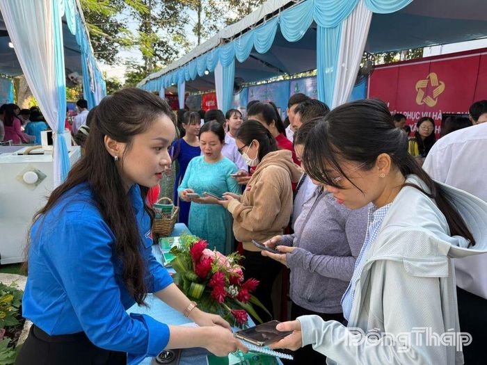 Đoàn viên thanh niên xã Mỹ Thọ hướng dẫn người dân tiếp cận các ứng dụng số, góp phần đưa phong trào “Bình dân học vụ số” lan tỏa đến đông đảo người dân ở khu vực nông thôn. Ảnh: Thúy Nhi
