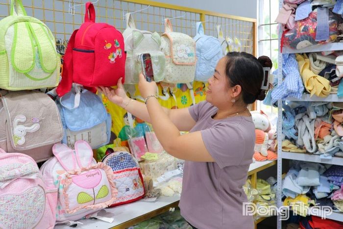 Chị Trần Thị Ngọc Dung quay video giới thiệu sản phẩm trên nền tảng số, góp phần nâng cao hiệu quả quảng bá và mở rộng thị trường tiêu thụ.