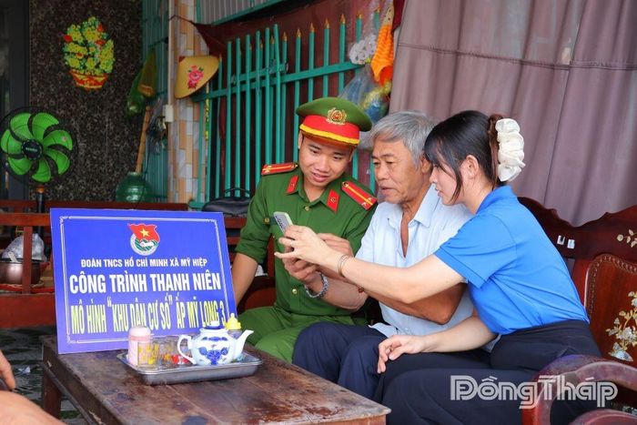 Đoàn viên thanh niên xã Mỹ Hiệp hướng dẫn người dân sử dụng điện thoại thông minh và các tiện ích số trong khuôn khổ phong trào “Bình dân học vụ số”.