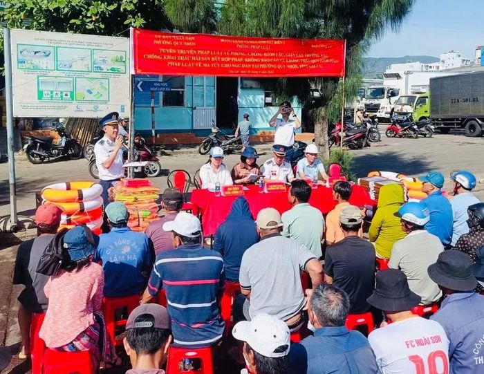 Đẩy mạnh công tác phổ biến, giáo dục pháp luật cho ngư dân, góp phần thực hiện hiệu quả các giải pháp chống khai thác IUU. Ảnh: H.T