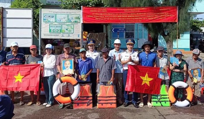 UBND phường Quy Nhơn tặng áo phao cứu sinh cho ngư dân. Ảnh: H.T