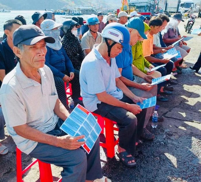 Ngư dân phường Quy Nhơn được tuyên truyền pháp luật. Ảnh: H.T