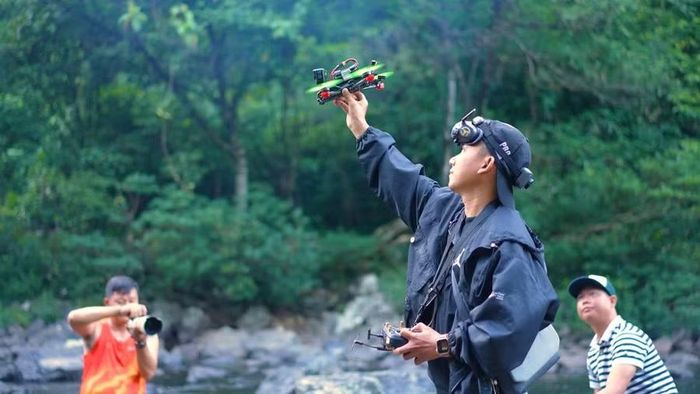  Các nhiếp ảnh gia kết hợp máy ảnh và flycam FPV để lưu giữ trọn vẹn vẻ đẹp của thác K50 trong mùa hoa ngô đồng. Ảnh: Dũng Nhân 