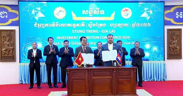  Lãnh đạo Công ty CP Phú Tài (hàng đầu, bên trái) ký kết với tỉnh Stung Treng về nghiên cứu đầu tư trồng 10.000 ha rừng gỗ lớn với tổng vốn đầu tư dự kiến 1.000 tỷ đồng. Ảnh: R'Piên 