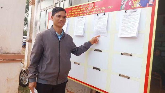  Anh Thê phấn khởi khi hồ sơ cấp Giấy chứng nhận quyền sử dụng đất đã được tiếp nhận niêm yết công khai. Ảnh: N.D 