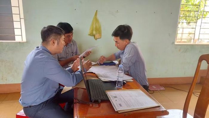  Cán bộ Chi nhánh Văn phòng Đăng ký đất đai Đak Đoa hướng dẫn người dân xã Kdang làm hồ sơ thủ tục về đất đai. Ảnh: N.D 