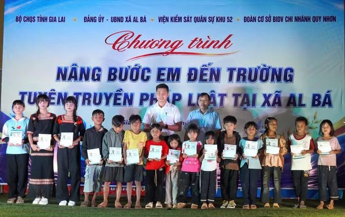  Đại diện lãnh đạo xã Al Bá và các đơn vị trao quà tặng học sinh có hoàn cảnh khó khăn vươn lên học tốt. Ảnh: ĐVCC 