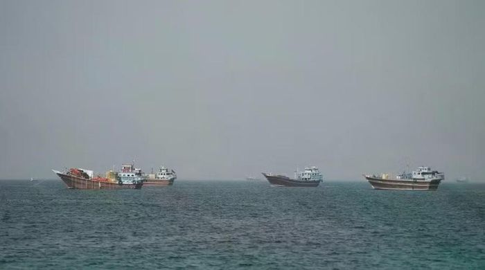  Những chiếc tàu tại eo biển Hormuz, nhìn từ Musandam (Oman) ngày 25-6. Ảnh: Reuters 