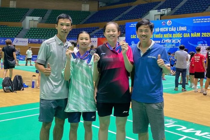  Nguyễn Minh Khuê (thứ 2 từ phải sang) giành huy chương vàng nội dung đôi nữ lứa tuổi U17. Ảnh: Văn Hùng 