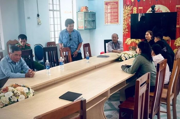  Công an xã Hra mời đại diện nhà xe Thuận Tiến cùng gia đình và các em đến làm việc, yêu cầu phối hợp giáo dục, khắc phục hậu quả. Ảnh: Đ.T 