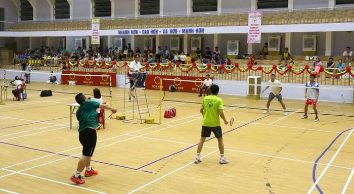  Các VĐV thi đấu nội dung đôi nam. Ảnh: H.V 