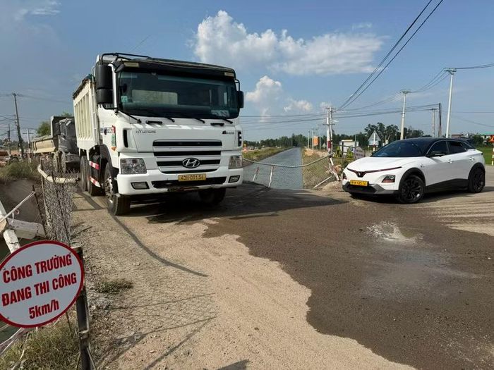  Cầu bắc qua kênh Văn Phong - nút giao giữa ĐH 26 và quốc lộ 19B (thuộc thôn Kiên Long, xã Bình An) bị gãy lan can, nhiều vị trí hư hỏng. Ảnh: Nguyễn Chơn 