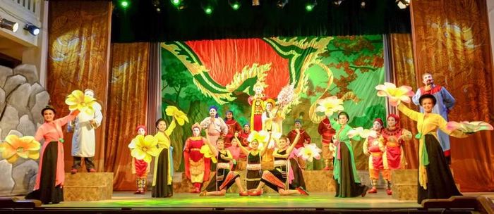  Lớp diễn kết thúc vở tuồng với khúc ca khải hoàn, Hoàng đế Quang Trung cùng nghĩa quân Tây Sơn vào kinh thành Thăng Long. Ảnh: Ngọc Nhuận 