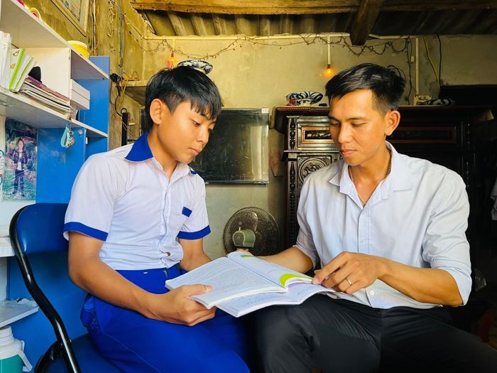 Anh Phan Văn Nhật (bìa phải) giúp đỡ thiếu nhi có hoàn cảnh khó khăn vươn lên trong học tập.