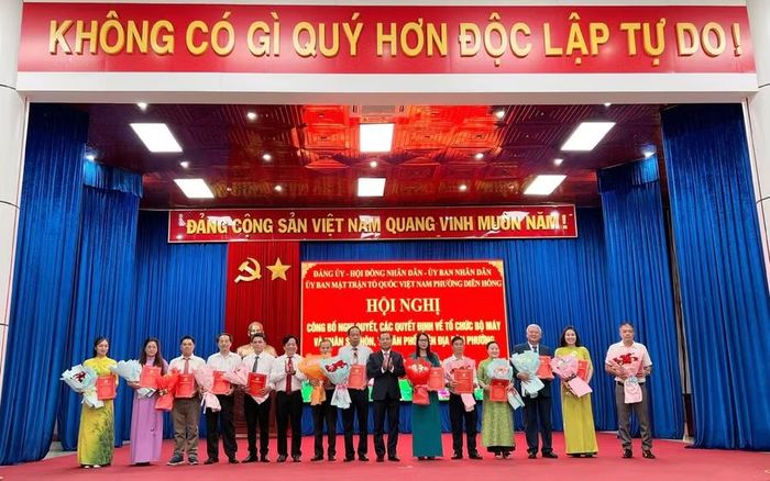 Lãnh đạo phường trao quyết định chỉ định trưởng thôn, tổ trưởng tổ dân phố mới.