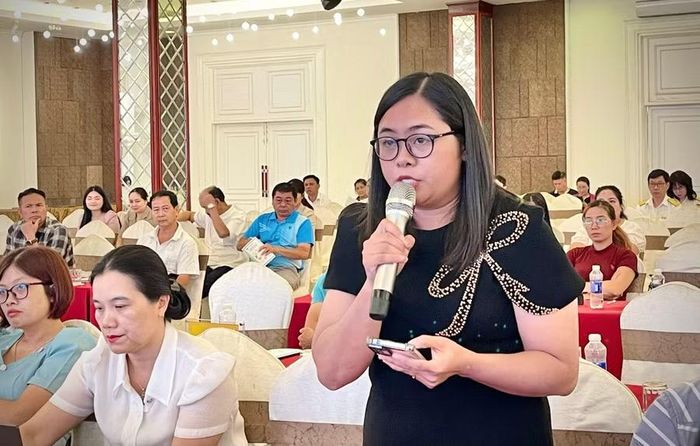  Các đại biểu đặt câu hỏi trực tiếp tại hội nghị liên quan đến các chính sách hỗ trợ hộ kinh doanh chuyển đổi thành doanh nghiệp. Ảnh: Minh Phương 