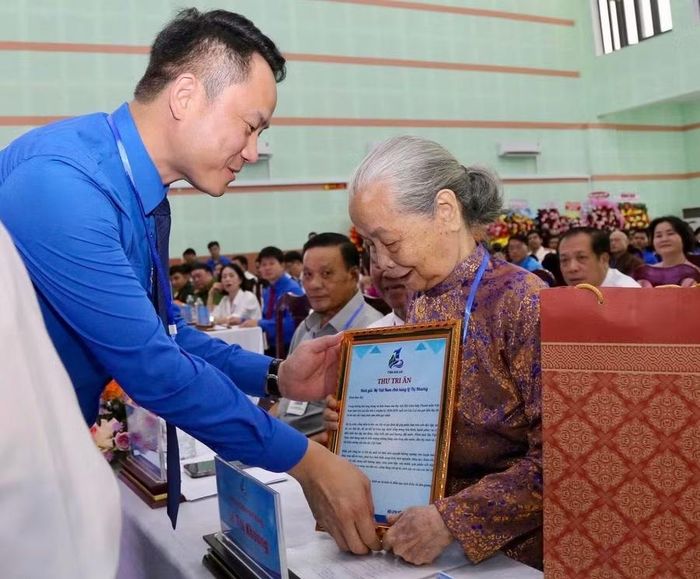  Các đại biểu tặng quà lưu niệm cho Mẹ Việt Nam anh hùng Lê Thị Khương (phường Quy Nhơn) tại đại hội. Ảnh: D.L 