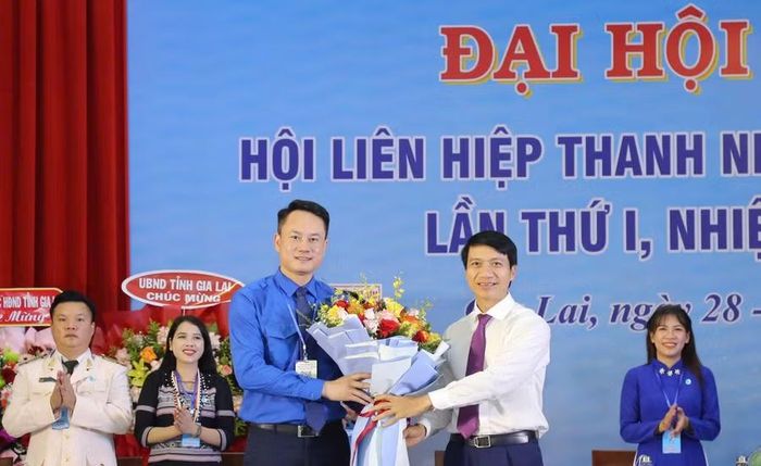  Đồng chí Nguyễn Ngọc Lương - Phó Bí thư Tỉnh ủy, Chủ tịch Ủy ban MTTQ Việt Nam tỉnh (bên phải) tặng hoa cảm ơn Bí thư Ban Chấp hành Trung ương Đoàn, Phó Chủ tịch Thường trực Trung ương Hội LHTN Việt Nam Nguyễn Kim Quy. Ảnh: D.L 