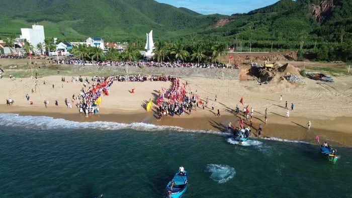Quang cảnh tại lễ hội cầu ngư.