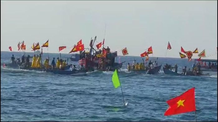 Quang cảnh tại lễ hội cầu ngư.