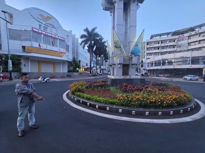  Thuận đã chặn xe 1 tài xế taxi ở khu vực Bưu điện Pleiku. Ảnh: Văn Ngọc 