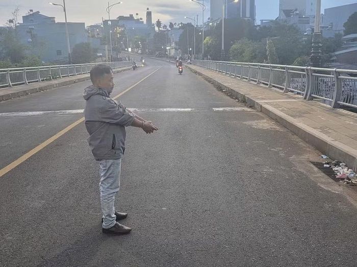  Đối tượng gây hấn với 1 người dân đi xe ô tô tại cầu Quyết Tiến. Ảnh: Văn Ngọc 