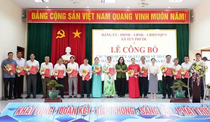  Lãnh đạo Đảng ủy xã Tuy Phước trao quyết định chỉ định bí thư chi bộ 15 thôn trên địa bàn. Ảnh: N.H 